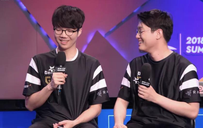 中场的配合 中场的配合